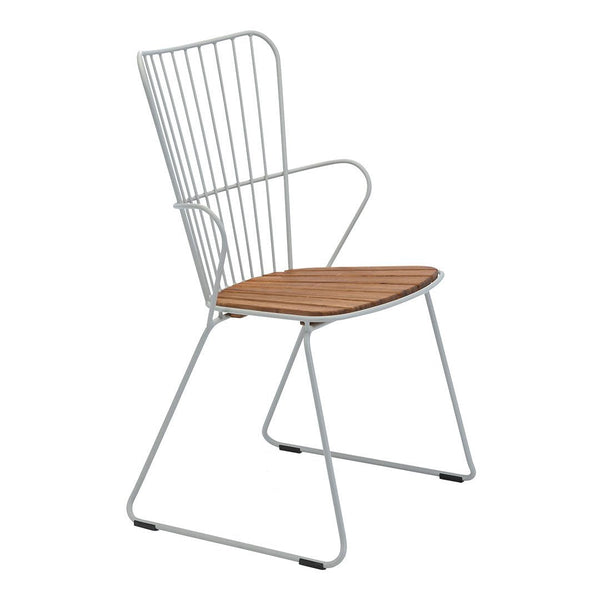 Modern white wire chair with a slatted wooden seat, showcasing a minimalist design and stylish color contrast.