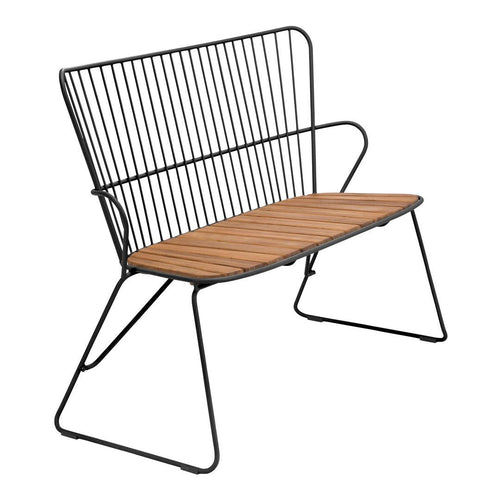 Black metal bench with vertical wire backrest and natural wood slats, combining sleek lines and warm tones.