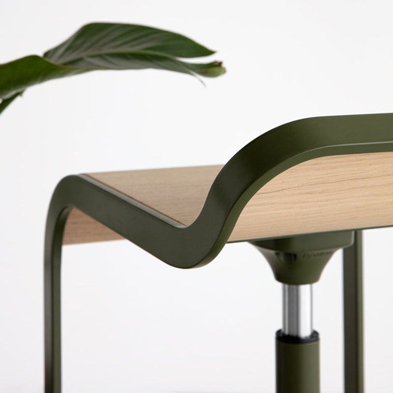 Green metal frame with smooth curves and natural wood top, complemented by a minimalist design.