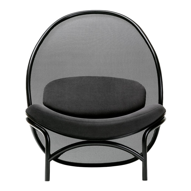 Stylish black mesh armchair with a sleek curved design and plush gray cushion for a modern aesthetic.
