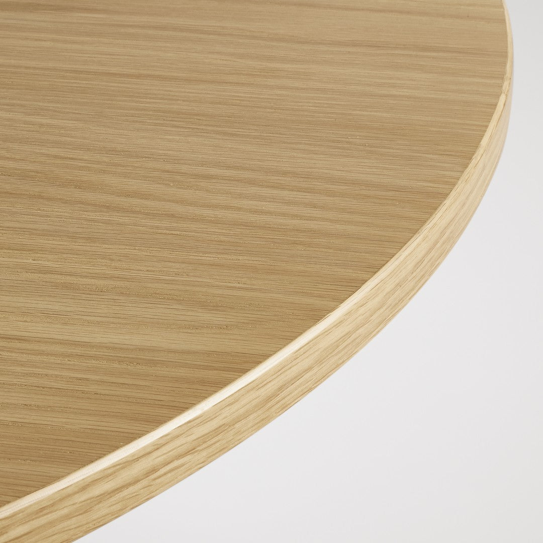 Light oak round table edge with smooth wood grain and natural finish, showcasing subtle patterns.
