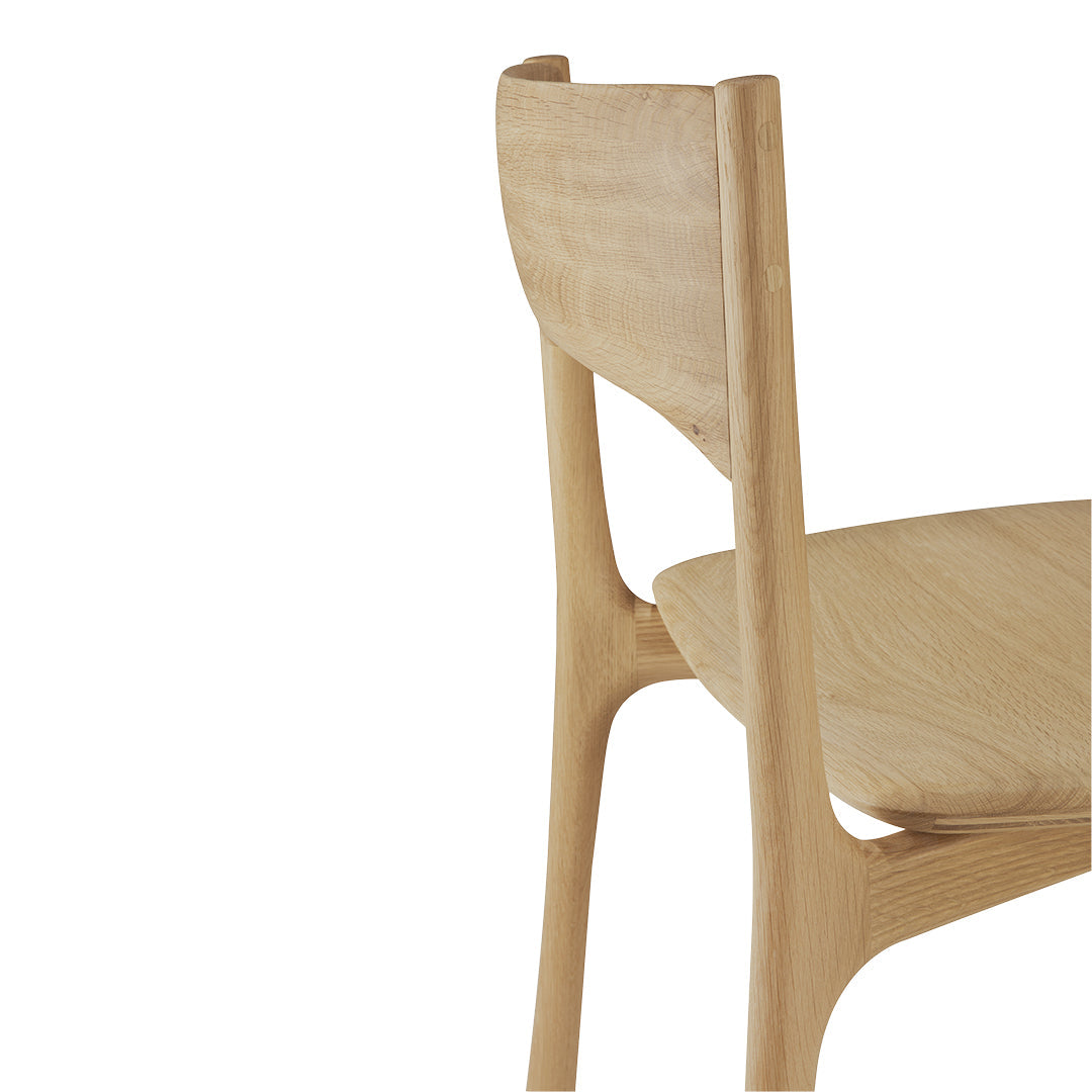 Light natural wood chair with smooth curves and minimalistic design, showcasing a clean, modern aesthetic.