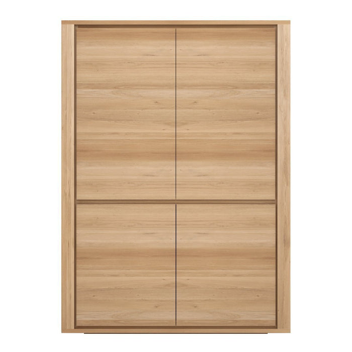 Light wood grain wardrobe with smooth horizontal paneling in a natural finish. Modern and minimalist design.