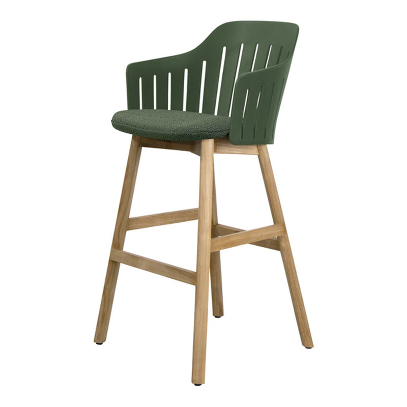 Green seat with slatted backrest on natural wooden legs. Modern design with a sleek, minimalist aesthetic.