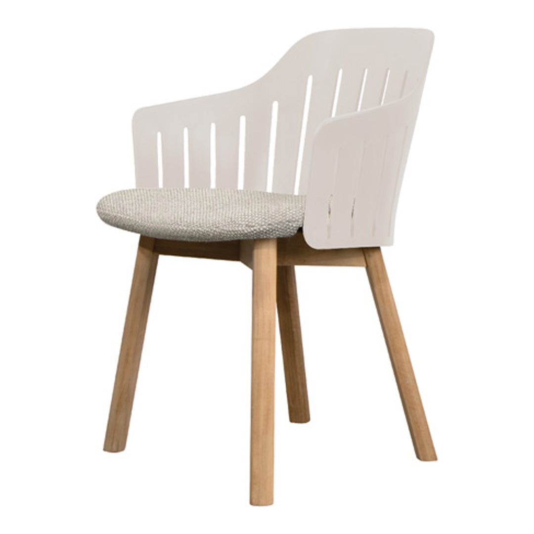 White slatted chair with a light gray cushion and natural wooden legs, featuring a modern and minimalist design.