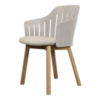 Light gray chair with slatted backrest and beige cushioned seat, featuring natural wood legs. Modern and minimalist design.