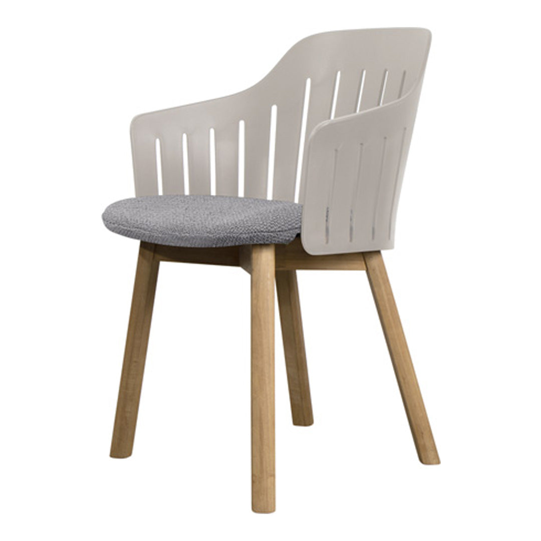Modern chair with a light gray seat, white slatted backrest, and natural wood legs, combining minimalist design and neutral tones.