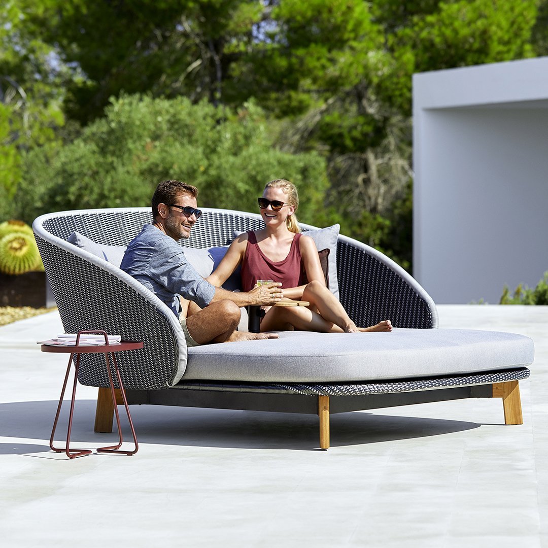 Peacock Outdoor Daybed w/ Table