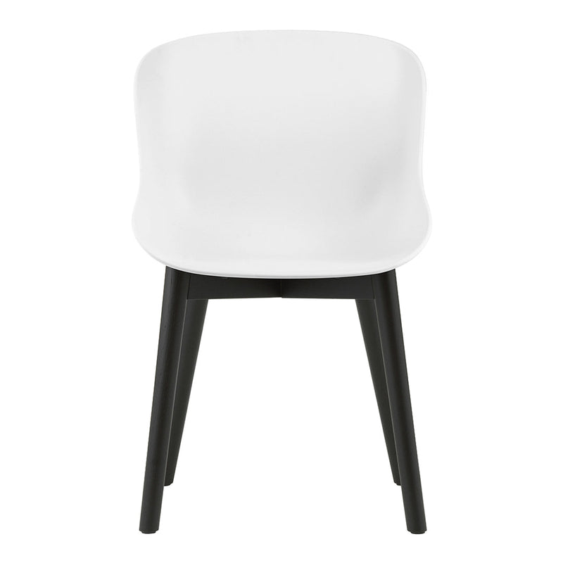 Modern white chair with sleek curves and contrasting black legs. Ideal for minimalistic decor.