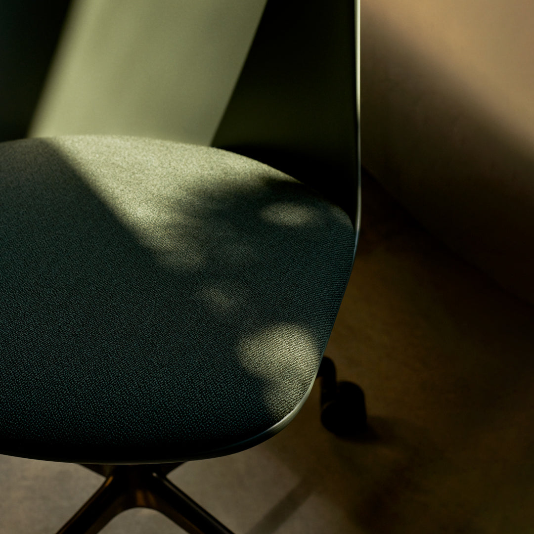 Rely HW22 Chair - 4-Star Swivel Base w/ Casters