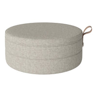 Round pouf in light gray fabric with a subtle textured pattern and a stylish handle. Perfect for any decor.