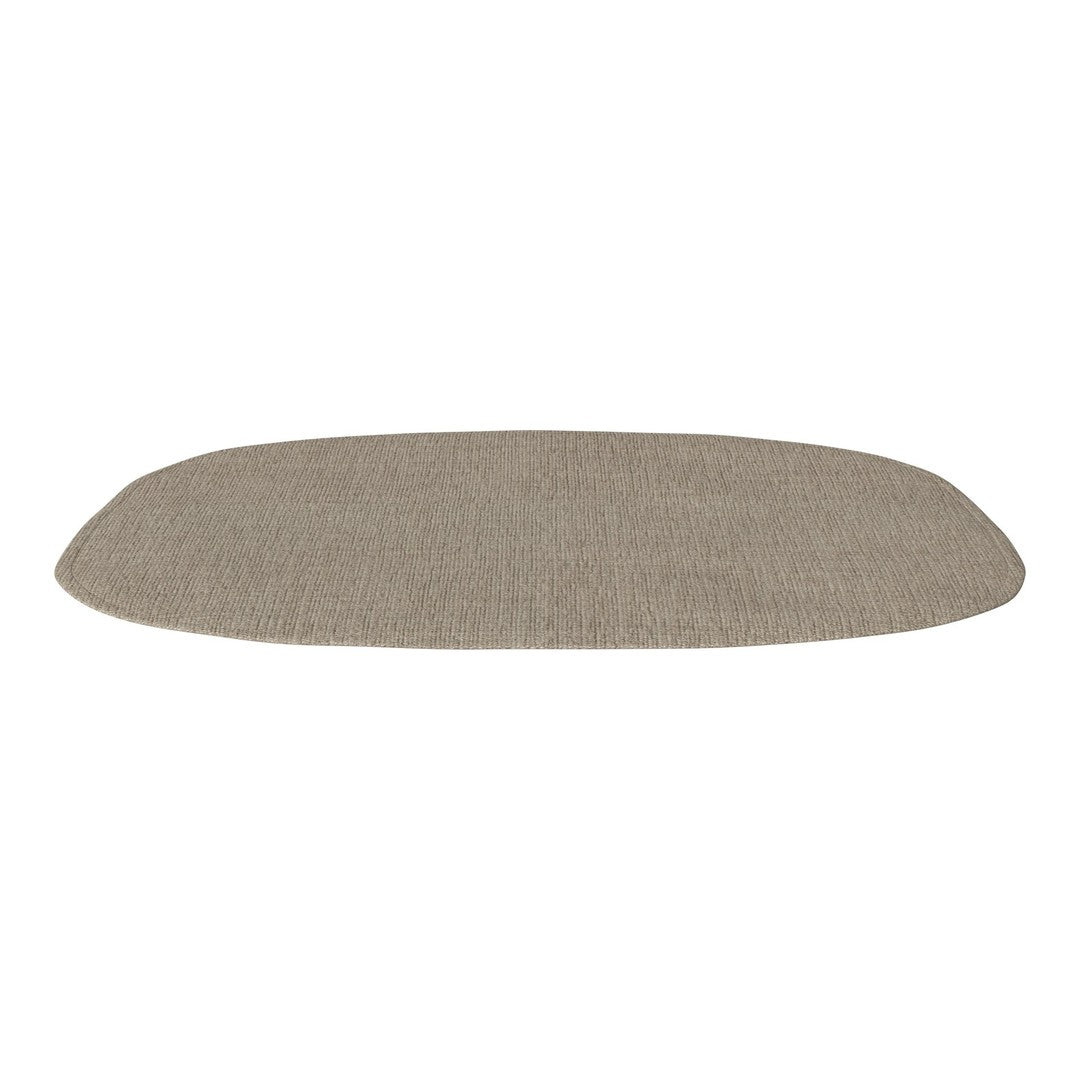 Beige oval mat with a subtle woven texture, perfect for a warm and inviting decor. Ideal for any room.