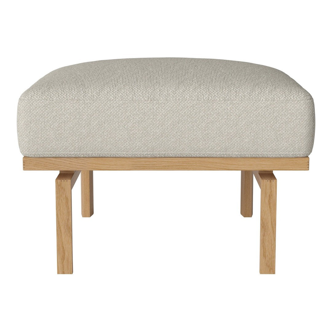 Light beige upholstered ottoman with a smooth fabric finish and natural wooden legs. Modern and minimalist design.