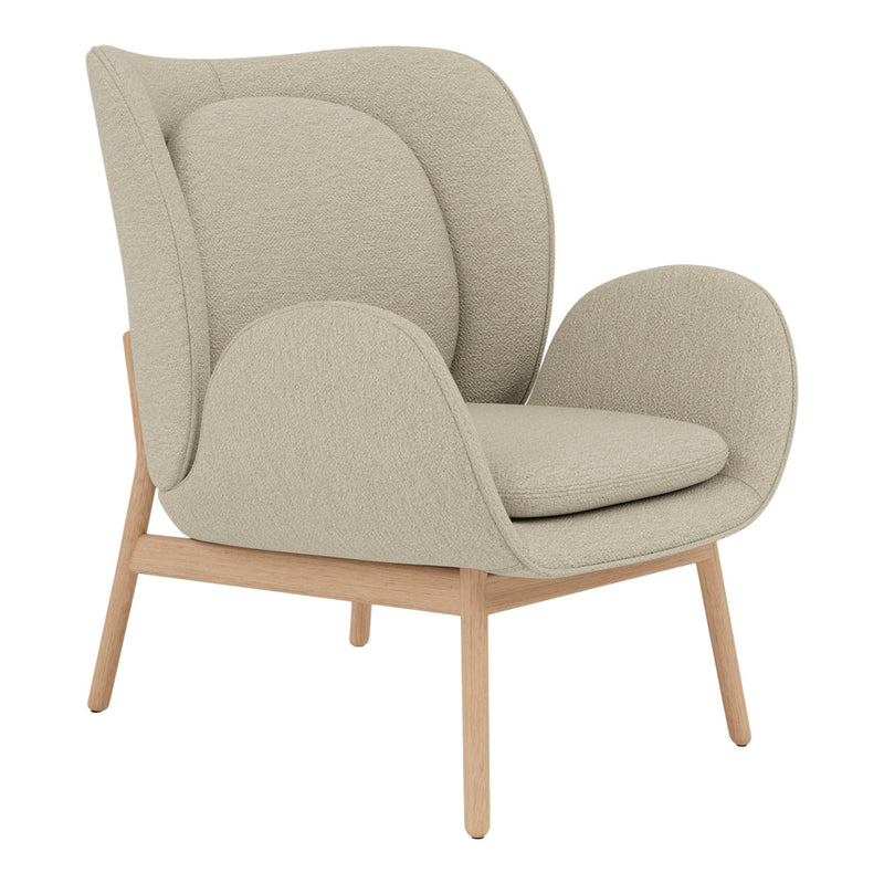 Light beige armchair with soft, rounded contours and a natural wood frame. Elegant and minimalistic design.