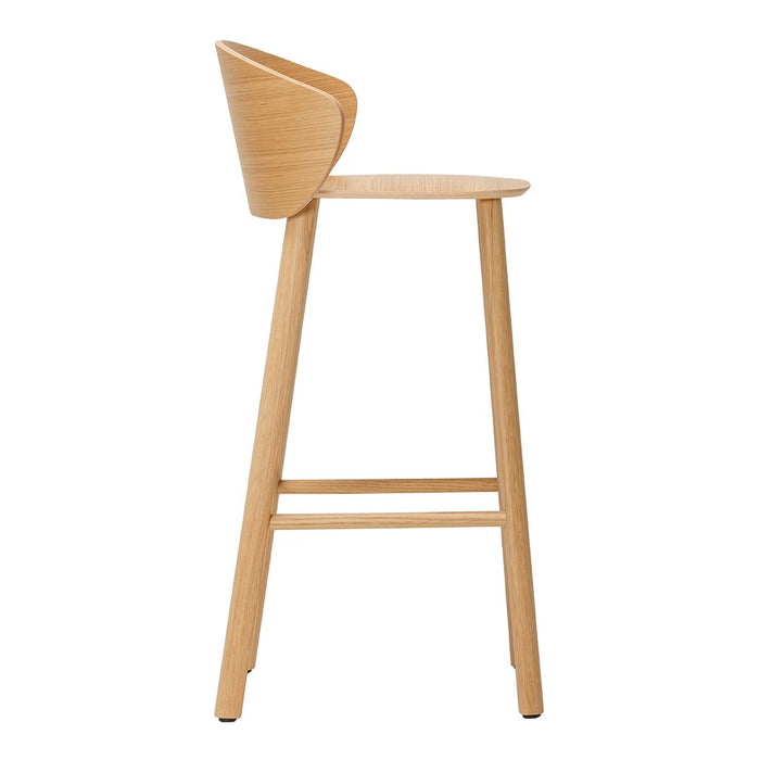 Light wood bar stool with a sleek, minimalist design and smooth, curved backrest.自然木纹与现代简约风格结合。