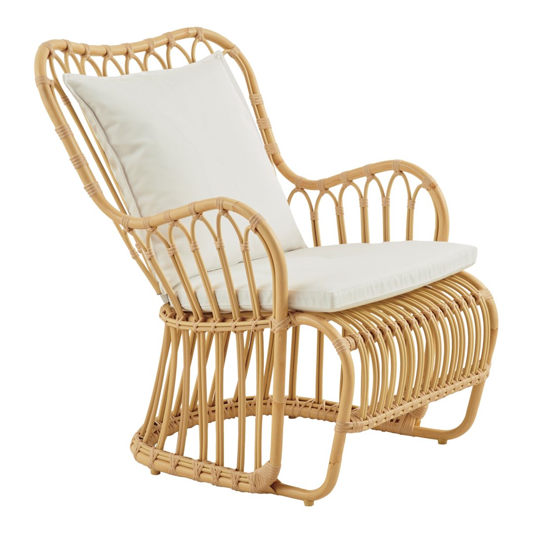 Natural rattan armchair with sleek curves and a soft, cream-colored cushion. Perfect blend of comfort and style.