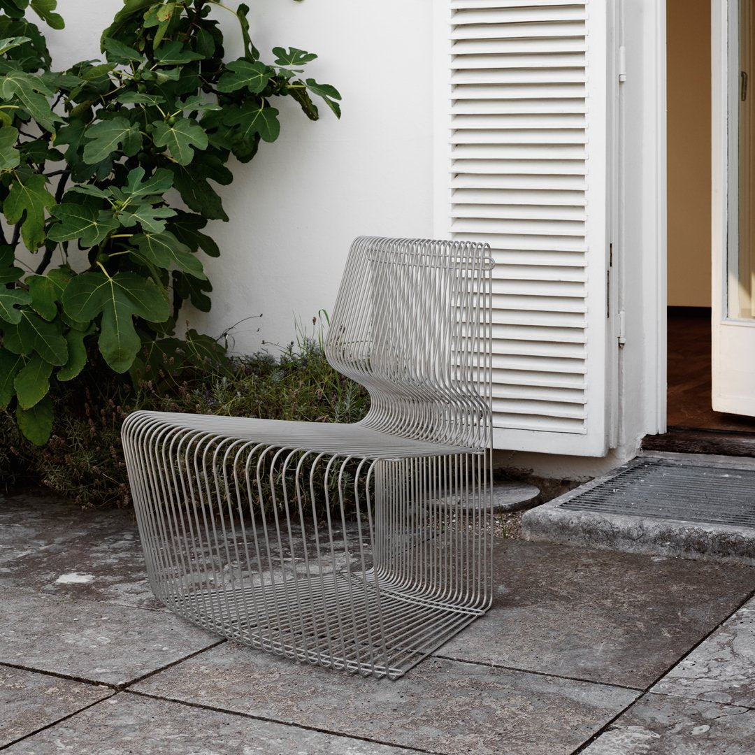 Clear geometric chair with a modern design featuring linear patterns, perfect for contemporary outdoor spaces.