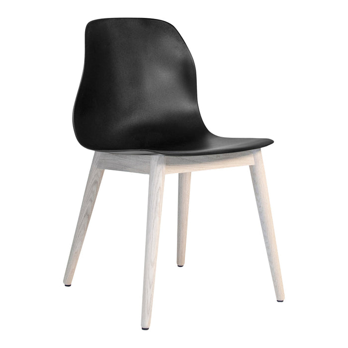 Modern black chair with a sleek, curved design and light wooden legs, perfect for contemporary interiors.