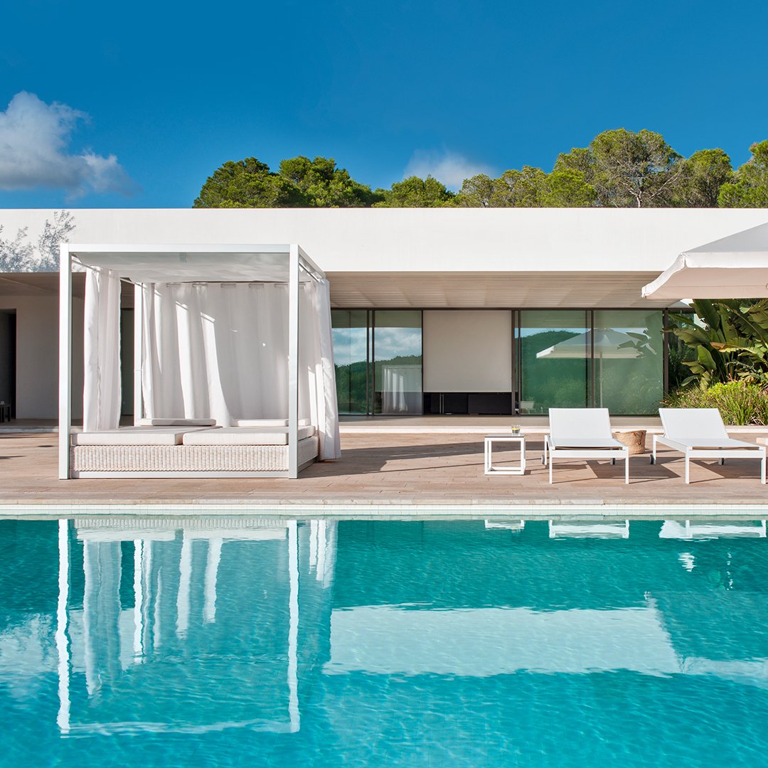 Sunset Sunbed w/ Curtain