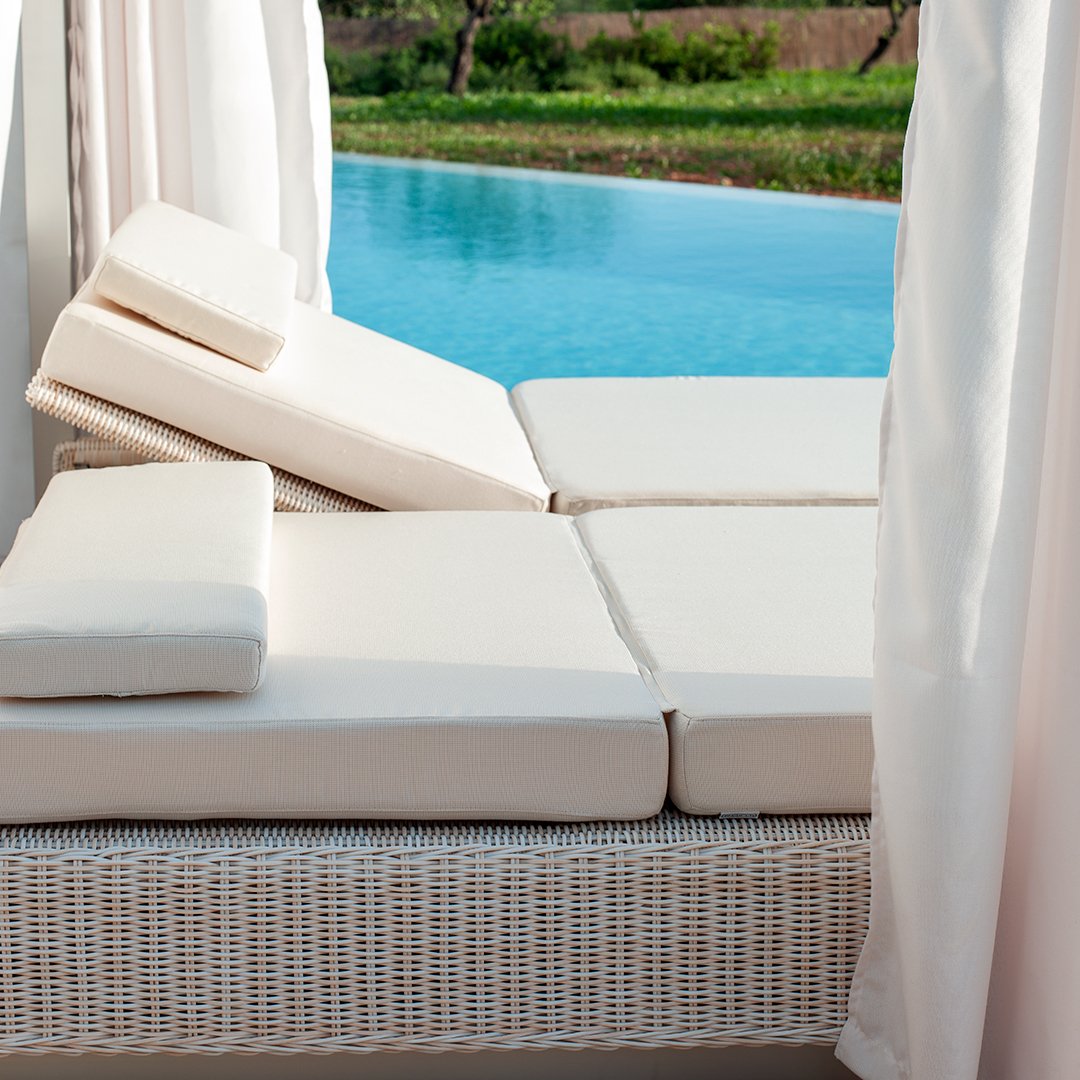 Sunset Sunbed w/ Curtain