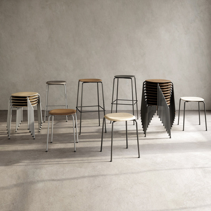Stackable stools in wood and black metal, featuring a minimalist design with a mix of light and dark tones.