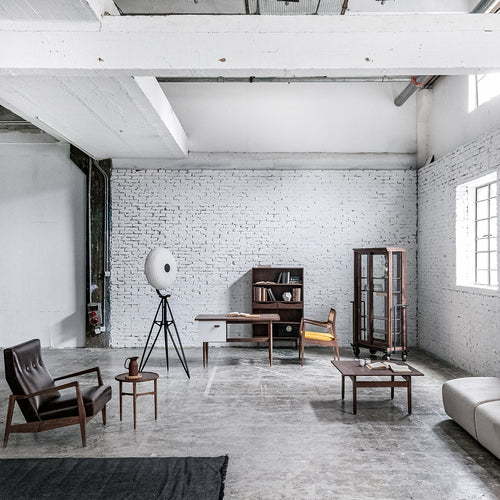 "Modern living room with a neutral color palette, featuring wood textures and sleek lines for a minimalist aesthetic."