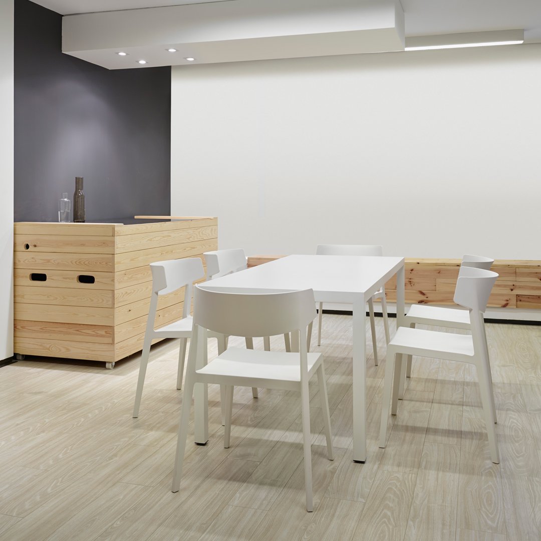 Wing Stackable Chair