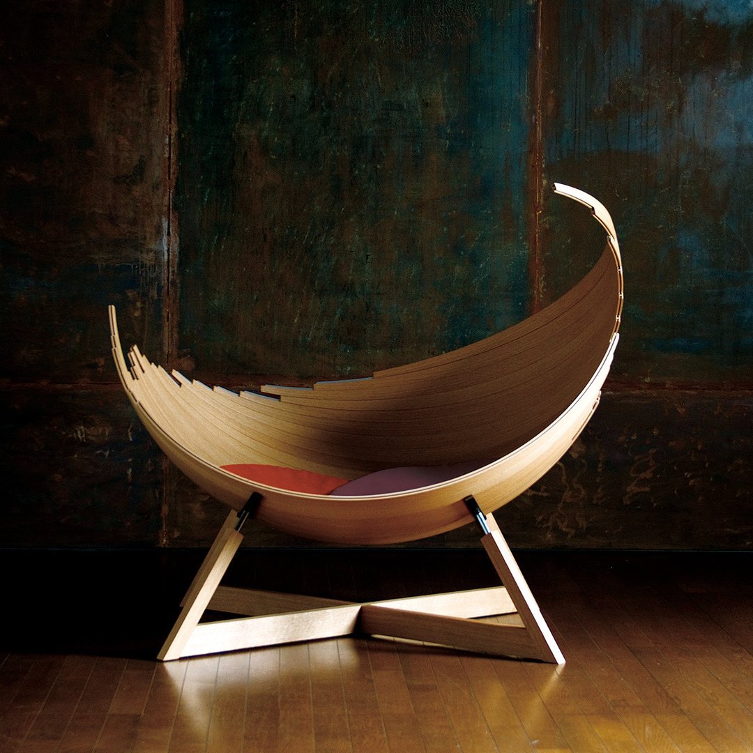 POLTRONA DE DESIGN PREMIUM EM MADEIRA MACIÇA – CONFORTO, ELEGÂNCIA E SOFISTICAÇÃO PARA A SUA SALA