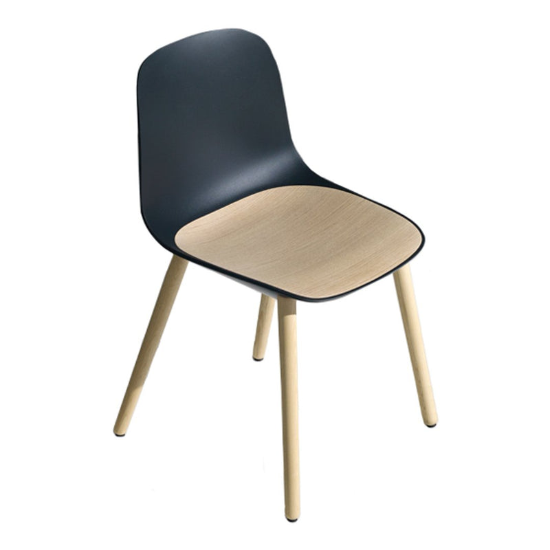 Modern chair featuring a sleek black backrest and a natural wood seat, complemented by light wooden legs.