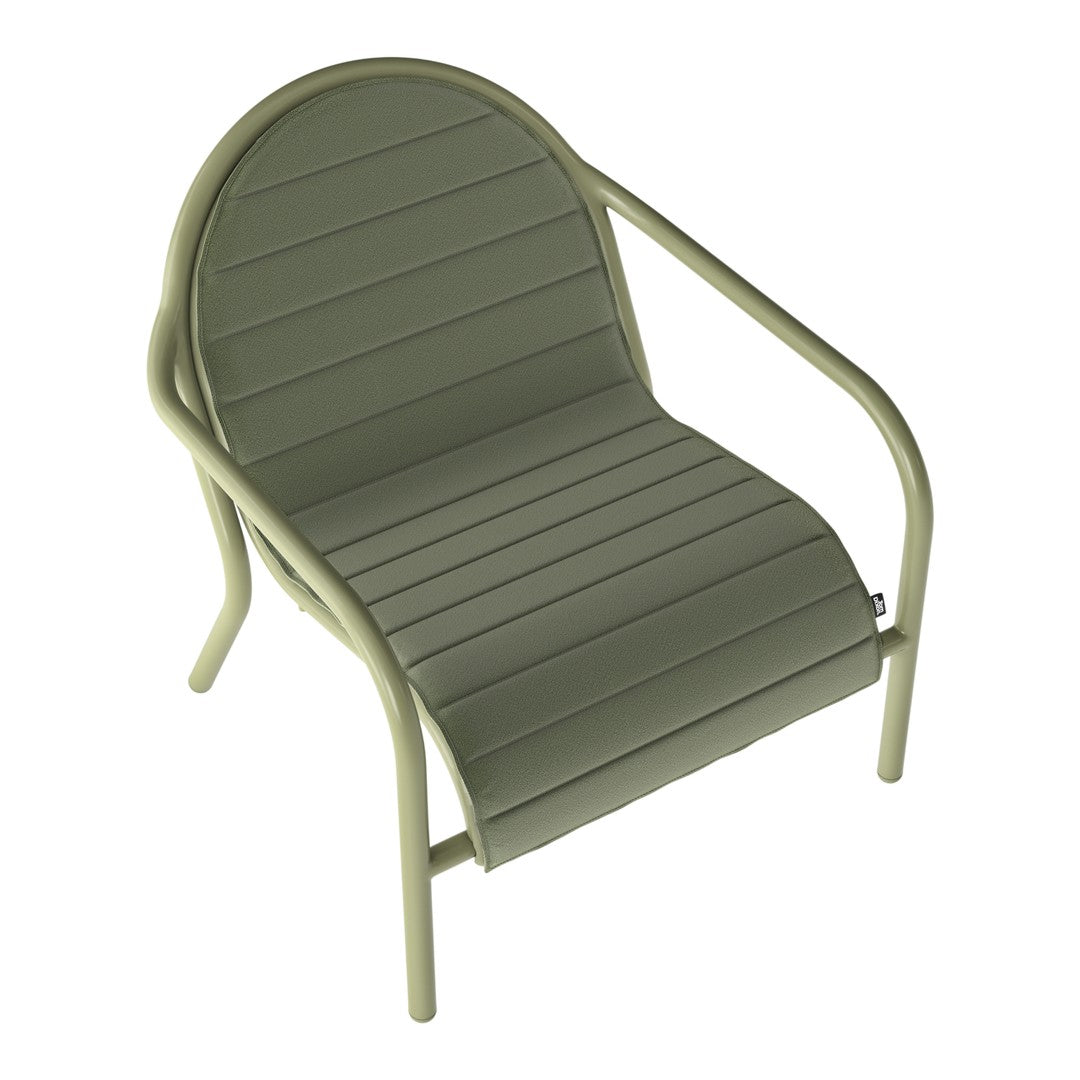 Green outdoor chair with a slatted design and rounded backrest, perfect for stylish relaxation. 