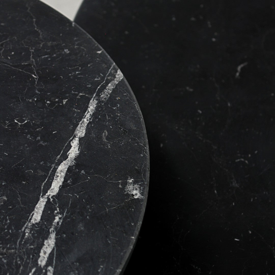 Black marble surfaces featuring elegant white veining and smooth textures, highlighting a modern aesthetic.