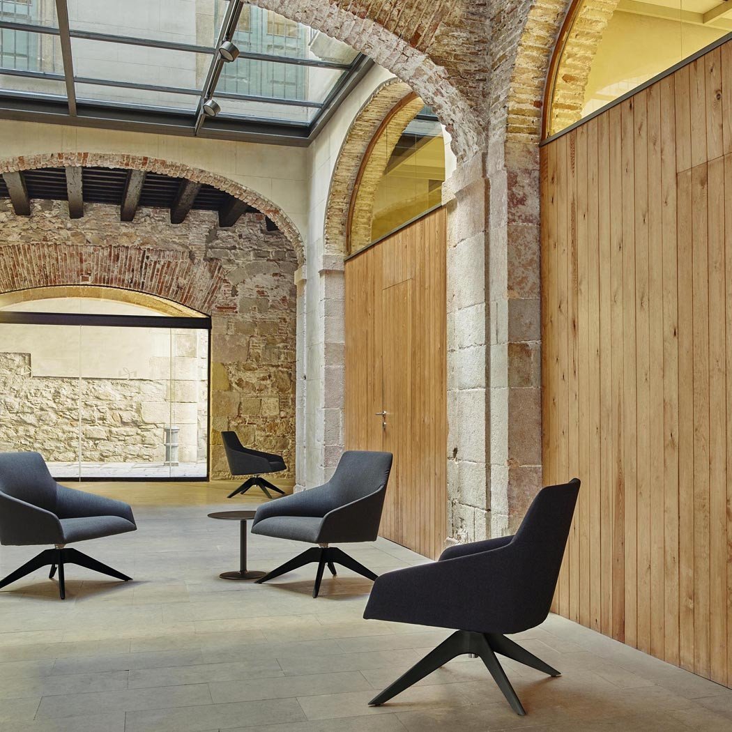 Alya BU1524 Lounge Chair.