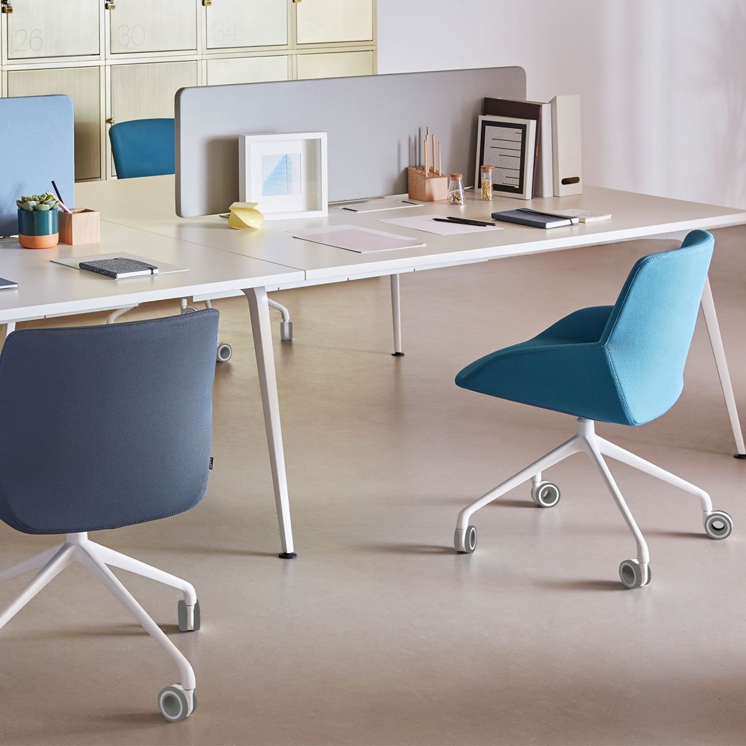 Noom Series 30 Armchair w/ French Seams - 4-Star Swivel Base w/ Casters